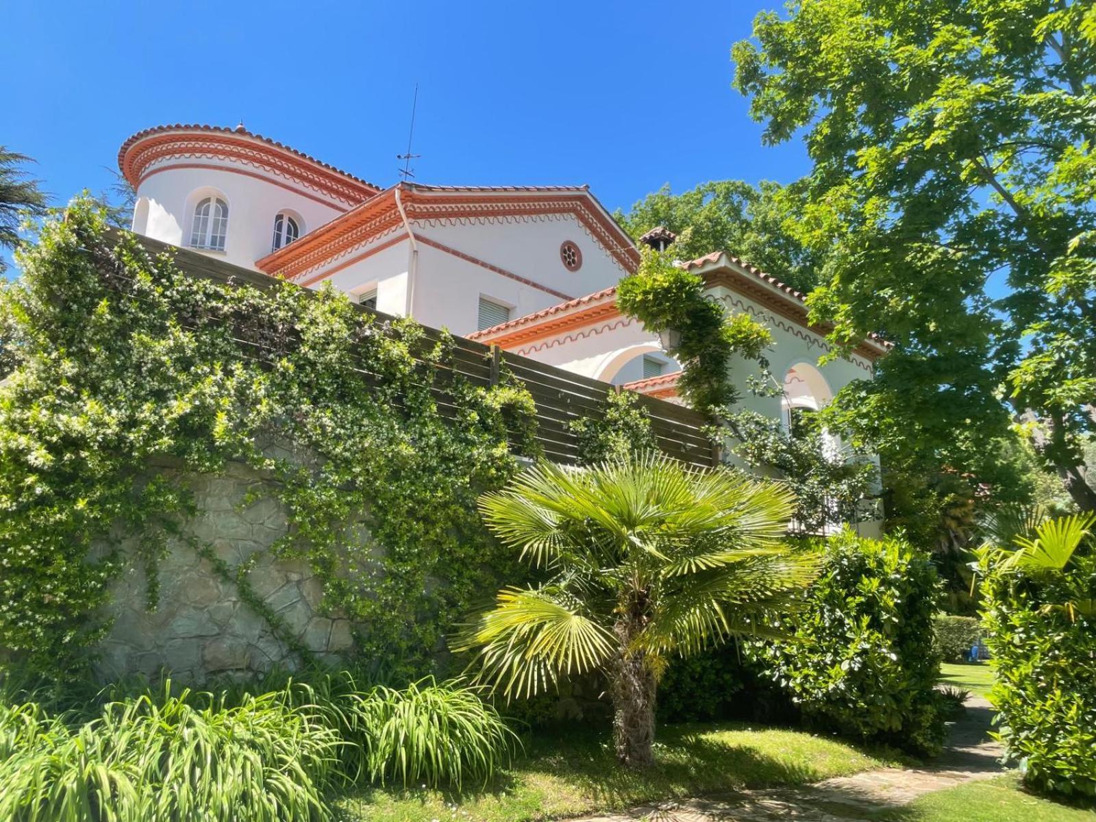 Espectacular Casa Chateau En El Centro De Olot Luaran gambar